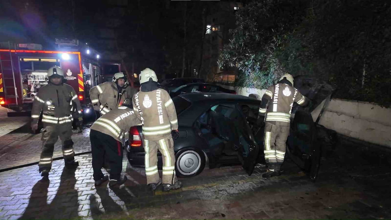 KADIKÖY’DE BİR APARTMANIN OTOPARKINDA PARK HALİNDEKİ MERCEDES MARKA ARAÇTA ÇIKAN YANGIN, İTFAİYE...