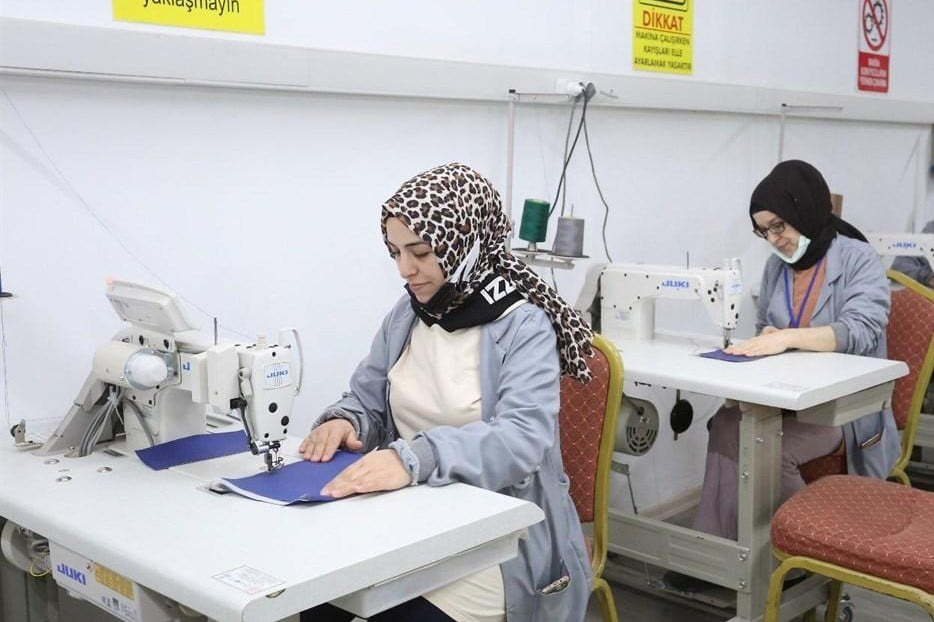 KADINLARIN SERTİFİKALI MESLEKİ EĞİTİM PROGRAMLARINA İLGİYLE KATILMAYA DEVAM ETTİKLERİNİ DİLE...