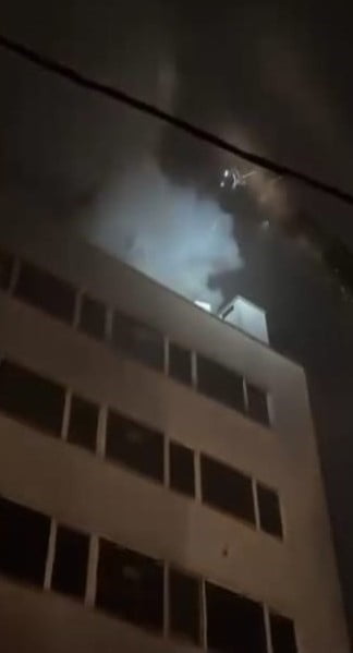 KAĞITHANE’DE BİNANIN ÇATISI ALEVLERE TESLİM OLDU