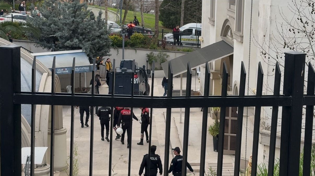 KAĞITHANE’DE, BİR KİŞİ ANNESİNİN CENAZE NAMAZINDAN SONRA NAMAZINDAN SONRA KARDEŞİNİ SİLAHLA VURDU....