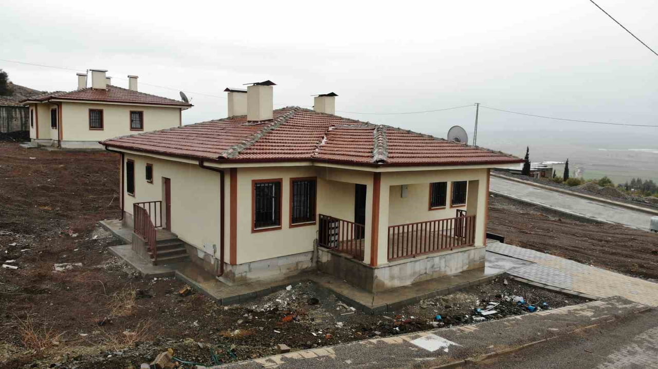 KAHRAMANMARAŞ'IN DULKADİROĞLU İLÇESİNE BAĞLI TEVEKKELİ MAHALLESİ’NDEKİ DEPREMZEDELER, YAPILAN...