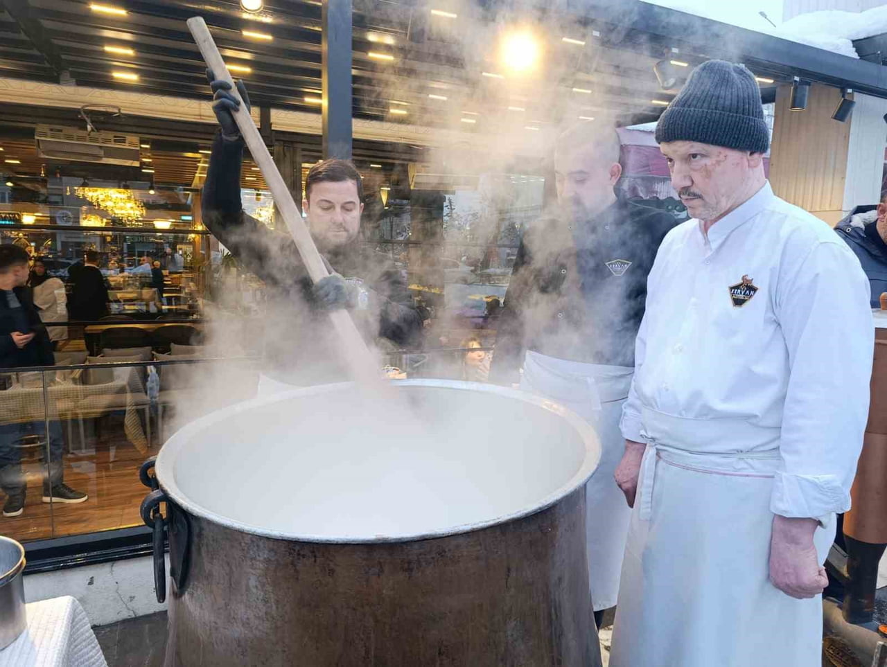 KAHRAMANMARAŞ'TA ALPEDO DONDURMA, SOĞUK KIŞ GÜNÜNDE VATANDAŞLARA SICAK SALEP İKRAMINDA...