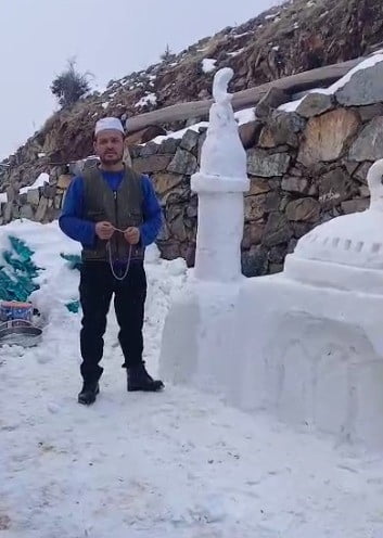 KAHRAMANMARAŞ'TA BİR VATANDAŞ ETKİLİ OLAN KAR YAĞIŞI SONRASI KÖYÜNDE KARDAN CAMİ YAPTI