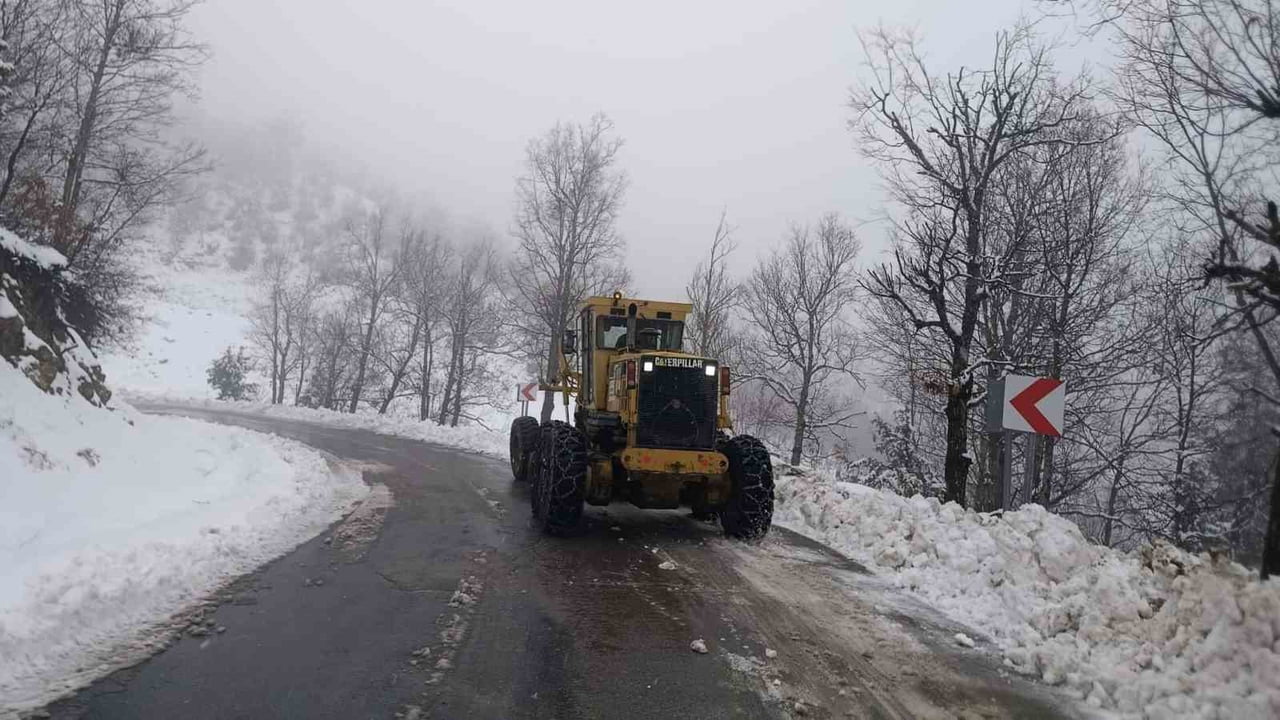 KAHRAMANMARAŞ'TA ETKİLİ OLAN KAR YAĞIŞI NEDENİYLE EKİPLERİN İLÇE VE KIRSAL BÖLGELERDE KAR...