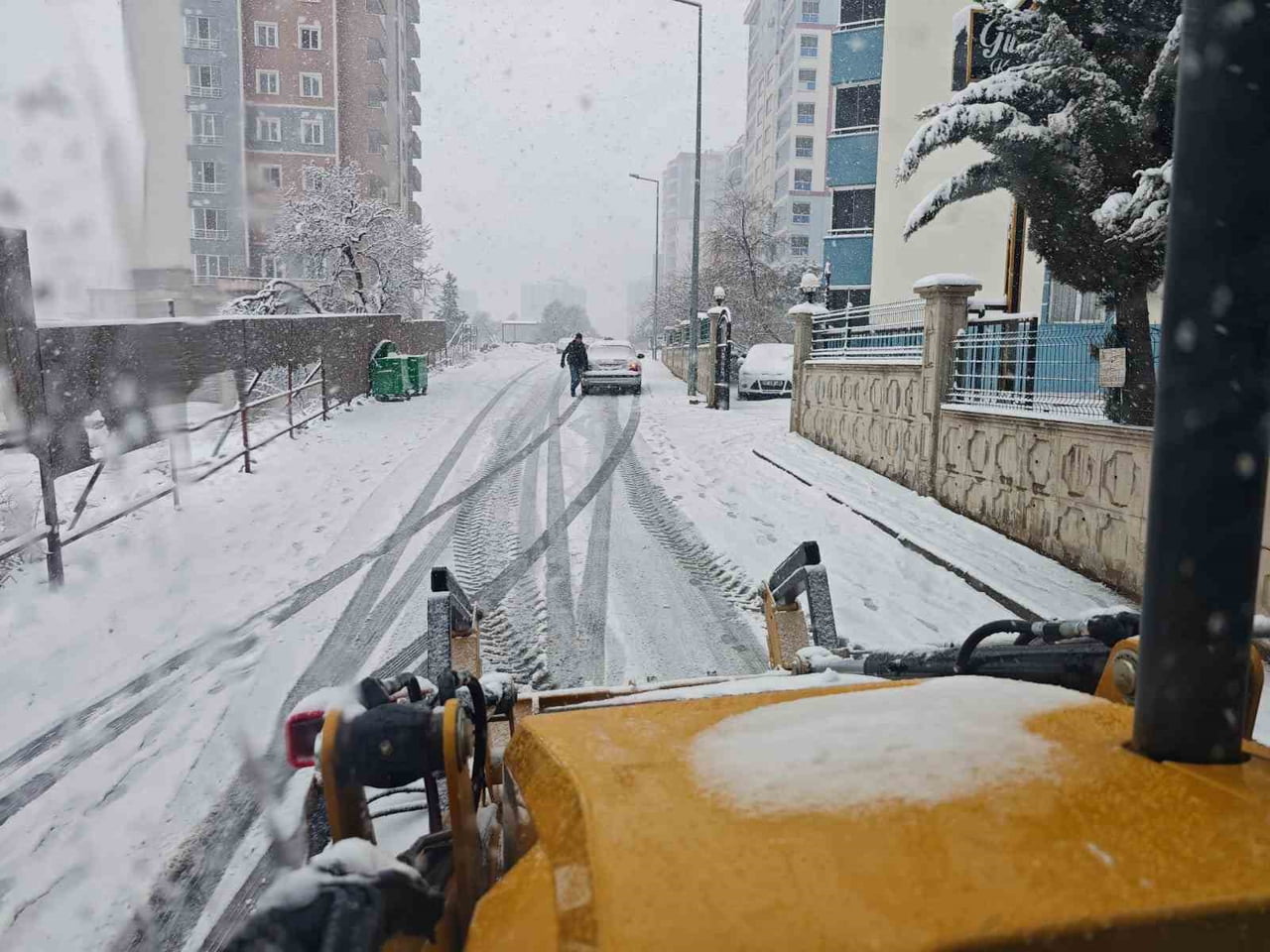KAHRAMANMARAŞ'TA ETKİLİ OLAN KAR YAĞIŞI NEDENİYLE MERKEZ ONİKİŞUBAT BELEDİYESİ EKİPLERİ KAR...
