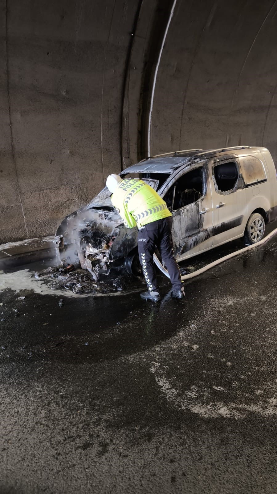 KAHRAMANMARAŞ'TA TÜNEL İÇİNDE ÇIKAN ARAÇ YANGINI BÖLGEDEKİ TRAFİK EKİBİ TARAFINDAN...
