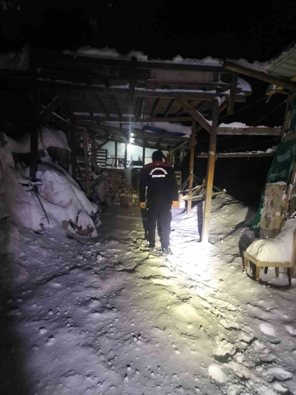 KAHRAMANMARAŞ’IN DAĞ EVİNDE YÜKSEK ATEŞ ŞİKÂYETİ NEDENİYLE MAHSUR KALAN İKİ KİŞİ İTFAİYE...