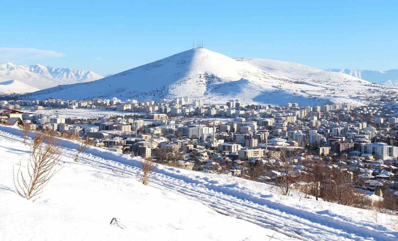 KAHRAMANMARAŞ KAR YAĞIŞI SONRASI BEYAZA BÜRÜNDÜ.