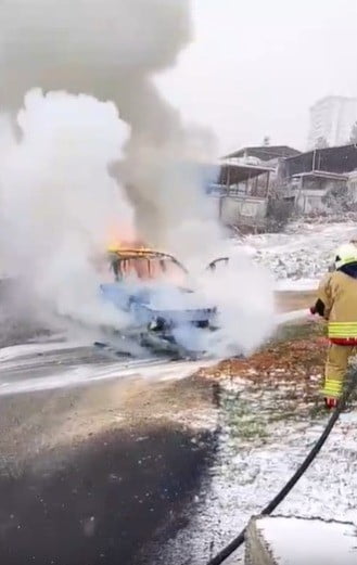 KAHRAMANMARAŞ’TA ALEV ALEV YANAN OTOMOBİLE İTFAİYE EKİPLERİ MÜDAHALE ETTİ. YANGIN SÖNDÜRÜLÜRKEN...