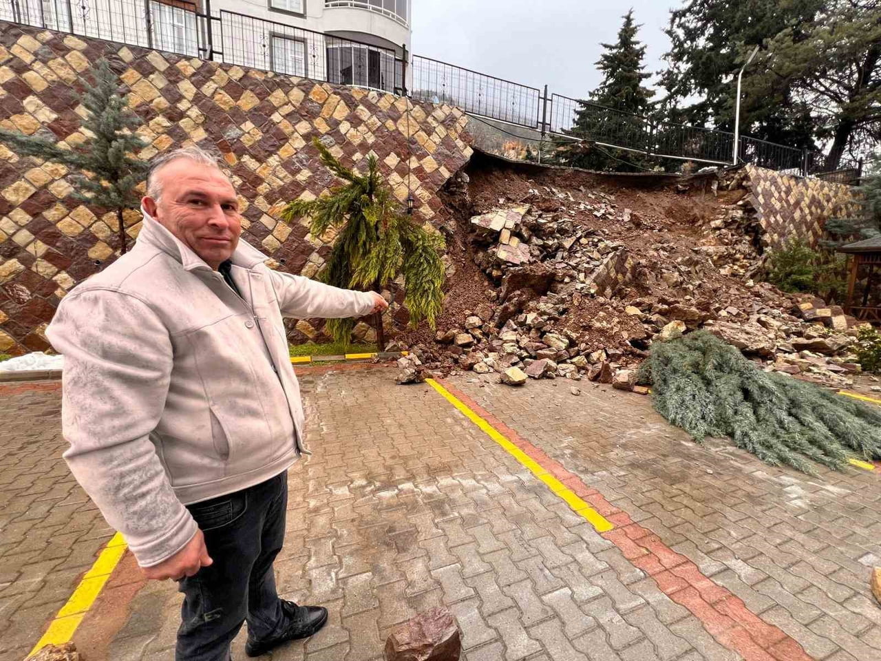 KAHRAMANMARAŞ’TA ETKİLİ OLAN SAĞANAK SONRASI BİR SİTENİN İSTİNAT DUVARI ÇÖKTÜ