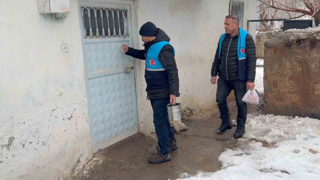 KAHTA'DA YAŞLI VE ENGELLİ VATANDAŞLARA SICAK YEMEK DESTEĞİ