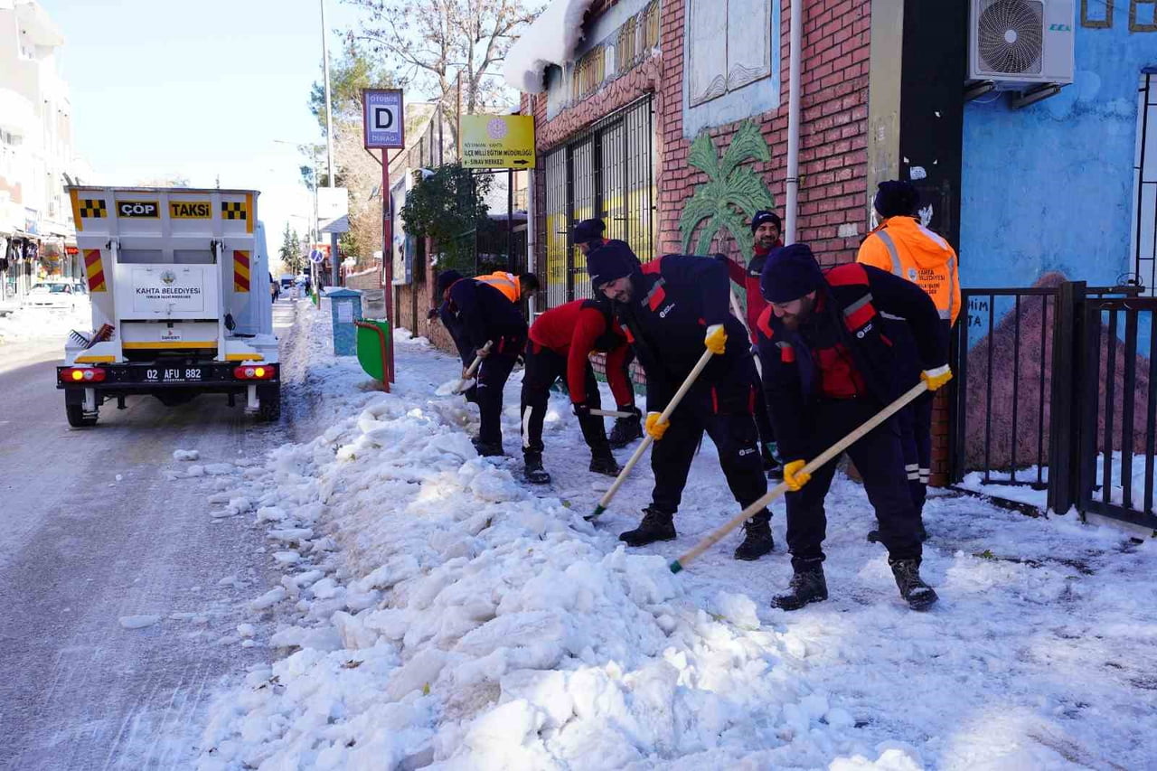 KÂHTA BELEDİYESİ’NDEN KARLA MÜCADELEDE KESİNTİSİZ ÇALIŞMA