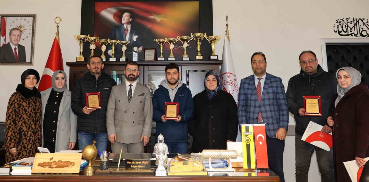 KANSER TARAMALARINDA BAŞARI GÖSTEREN SAĞLIK ÇALIŞANLARINA PLAKET VERİLDİ