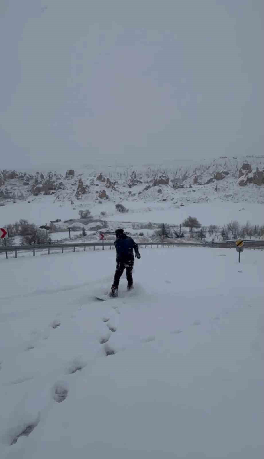 KAPADOKYA’DA KARIN KEYFİNİ ÇIKARMAK İSTEYEN VATANDAŞLAR, PERİ BACALARI ARASINDA SNOWBOARD YAPARAK...