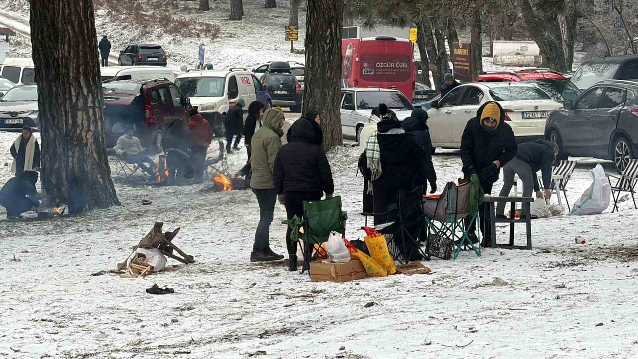 KAR GÖRMEK İÇİN KAZDAĞLARINA GELEN VATANDAŞLAR