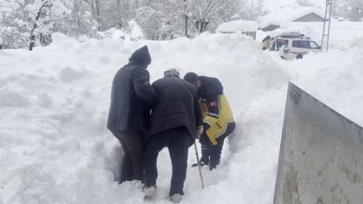 Kar kalınlığının 145 santimetreyi aştığı Ovacık’ta hayat kurtaran müdahale