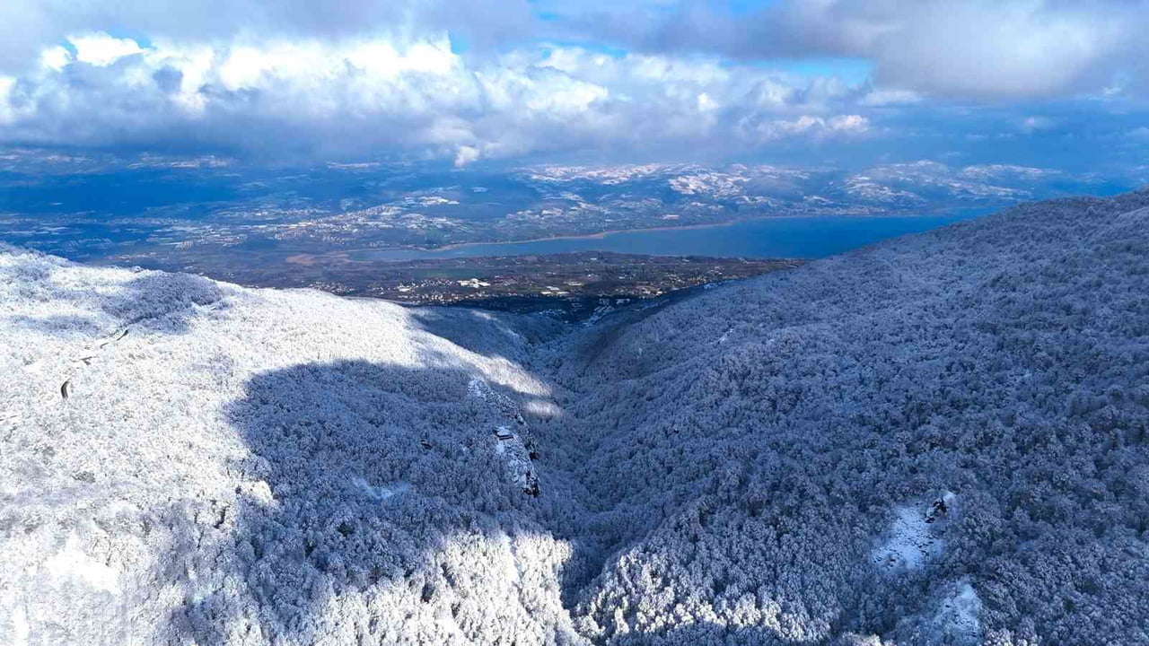 KAR KALINLIĞININ 50 SANTİMİ GEÇTİĞİ KARTEPE'NİN BEMBEYAZ GÖRÜNTÜSÜ İLE SAPANCA GÖLÜ'NÜN MAVİLİĞİ...