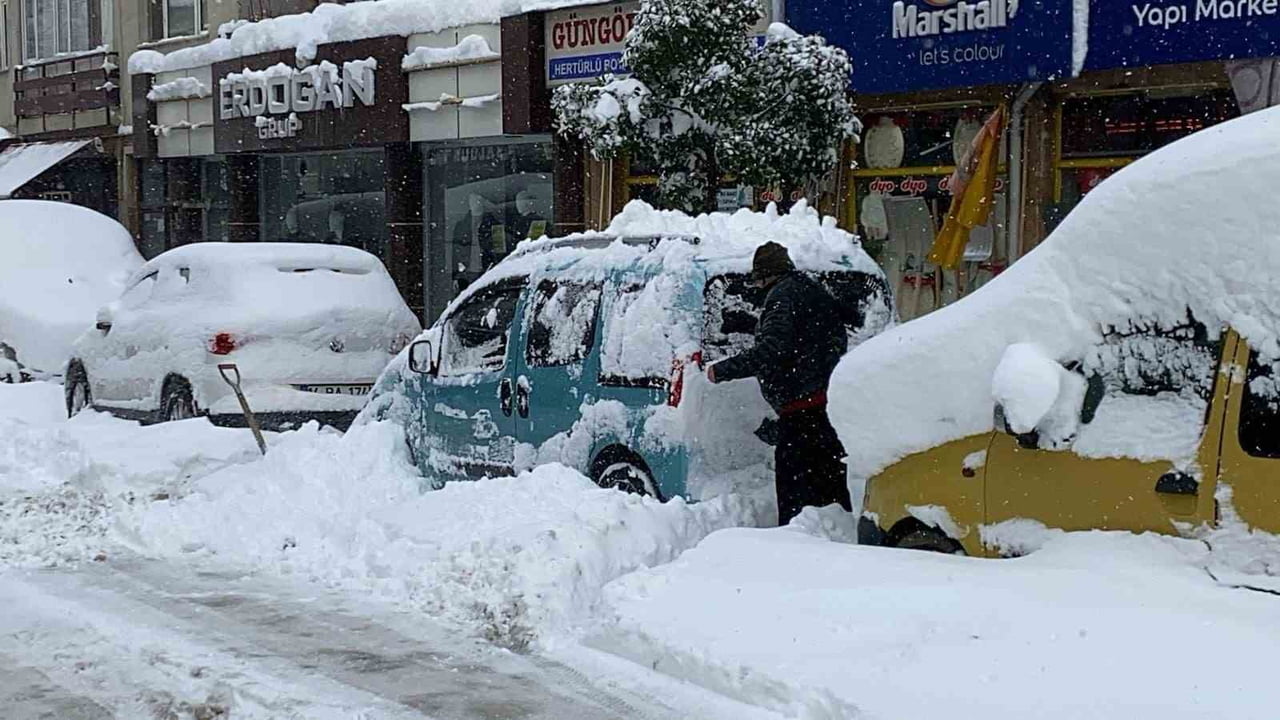 KAR KALINLIĞININ KENT MERKEZİNDE 65 SANTİMETREYİ GEÇTİĞİ ŞEHİRDE KAR KÜREĞİ SATIŞLARI YÜZDE 70...