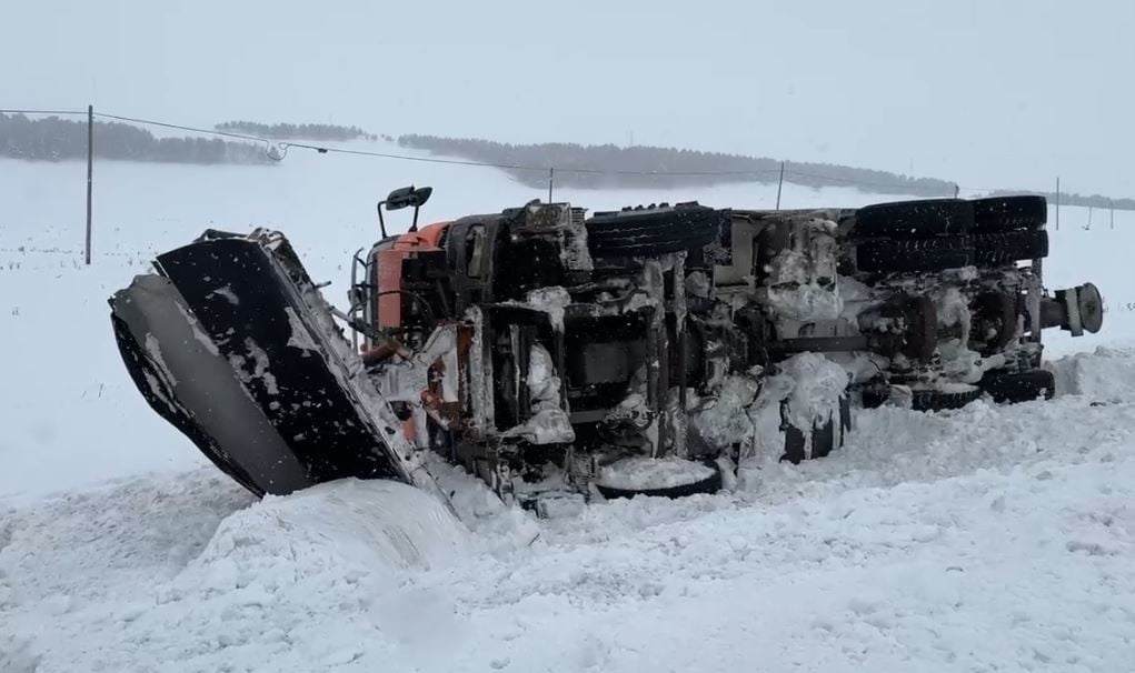KAR KÜREME ARACI KAZA YAPTI. (OLGUN YILDIZ/ARDAHAN-İHA)