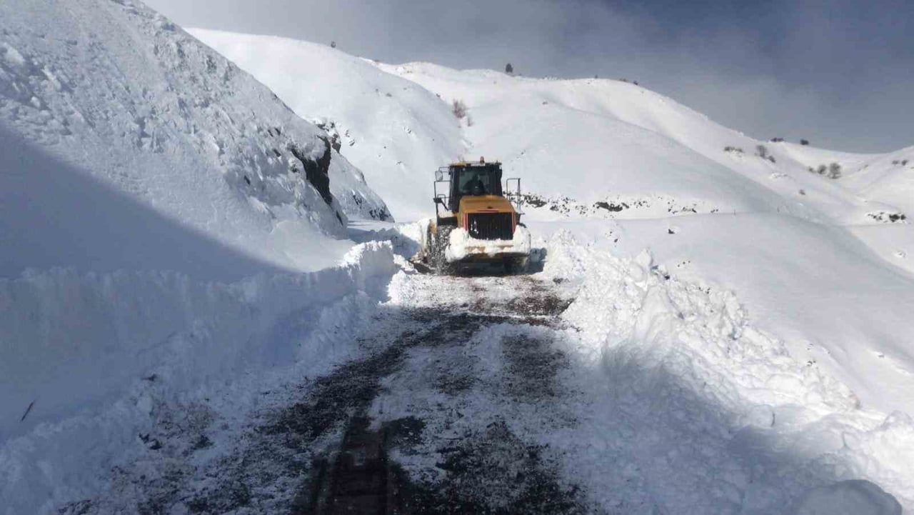 KAR VE TİPİ DOĞU’YU ETKİLEDİ, EKİPLER YOLLARI AÇIYOR