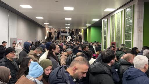 Kar yağışı nedeniyle Mahmutbey Metrosunda oluşan yoğunluk seferlerde aksamalara neden oldu