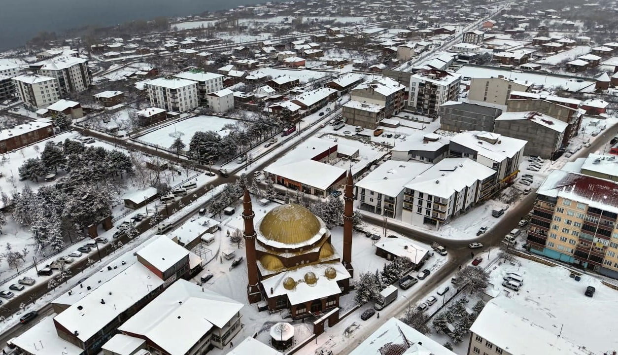 KAR YAĞIŞI SONRASI BEYAZ ÖRTÜYLE KAPLANAN BİTLİS’İN SAKİN ŞEHİR (CİTTASLOW) ÜNVANLI İLÇESİ AHLAT...