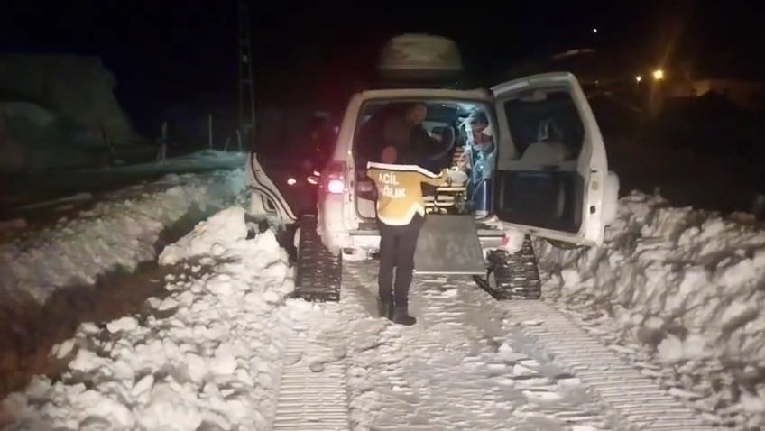 KAR YAĞIŞI VE TİPİ NEDENİYLE KARLIOVA İLÇESİNDE KARA SAPLANAN PALETLİ AMBULANS, İL ÖZEL İDARESİ...