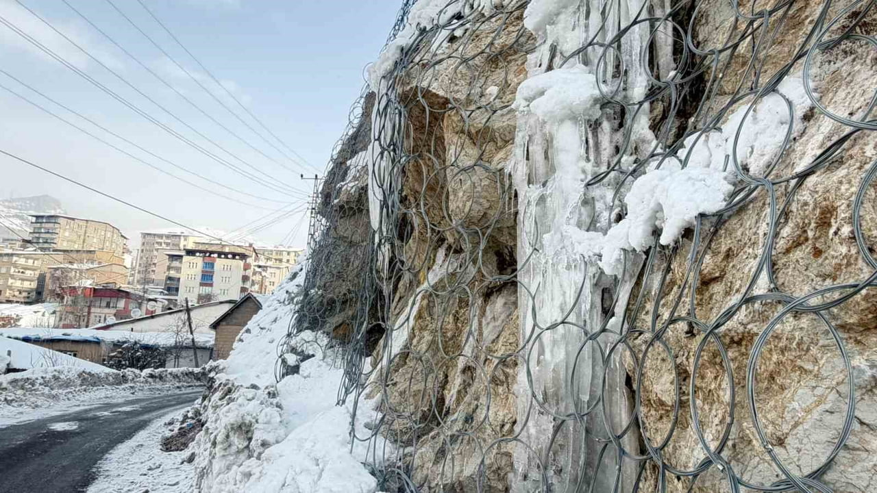 KAR YAĞIŞININ ARDINDAN DONDURUCU SOĞUKLARIN ETKİSİNİ ARTIRDIĞI HAKKARİ’DE, ARAÇLARIN CAMLARI BUZLA...