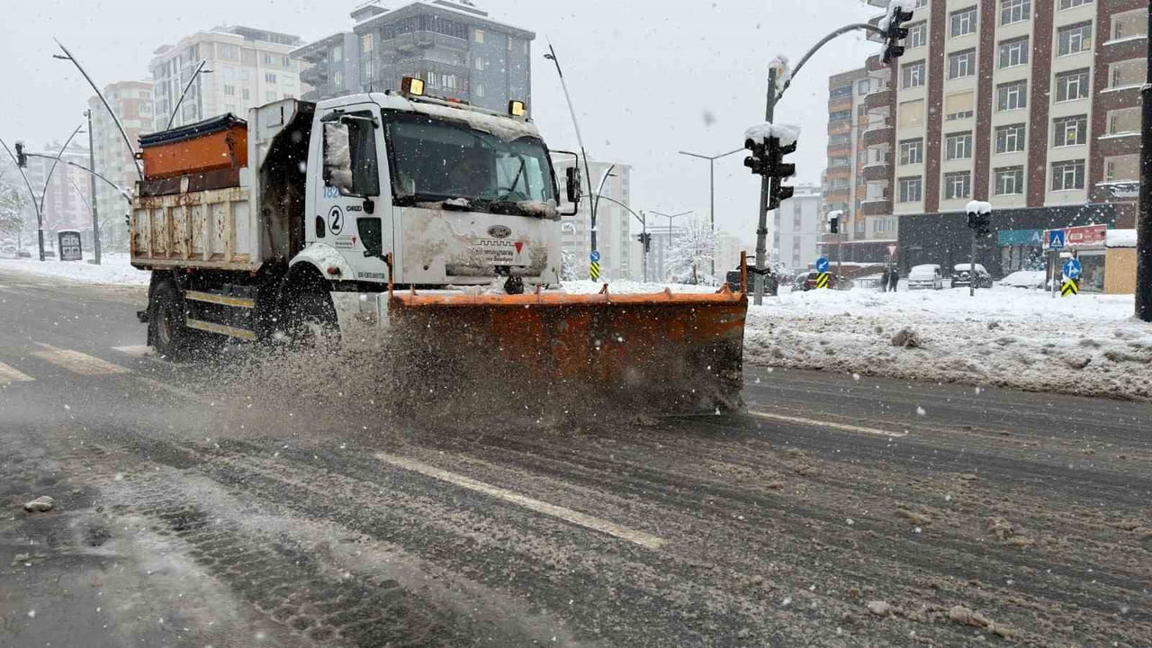 KAR YAĞIŞININ BAŞLADIĞI İLK ANDAN İTİBAREN BÜYÜKŞEHİR BELEDİYESİ AFET KOORDİNASYON MERKEZİ’NE...