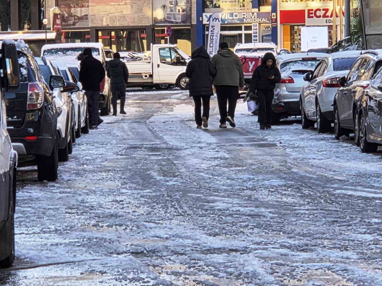 KAR YAĞIŞININ ETKİLİ OLDUĞU SAMSUN’DA GECE YAĞAN KAR, SABAH SAATLERİNDE BUZLANMAYA NEDEN OLDU....