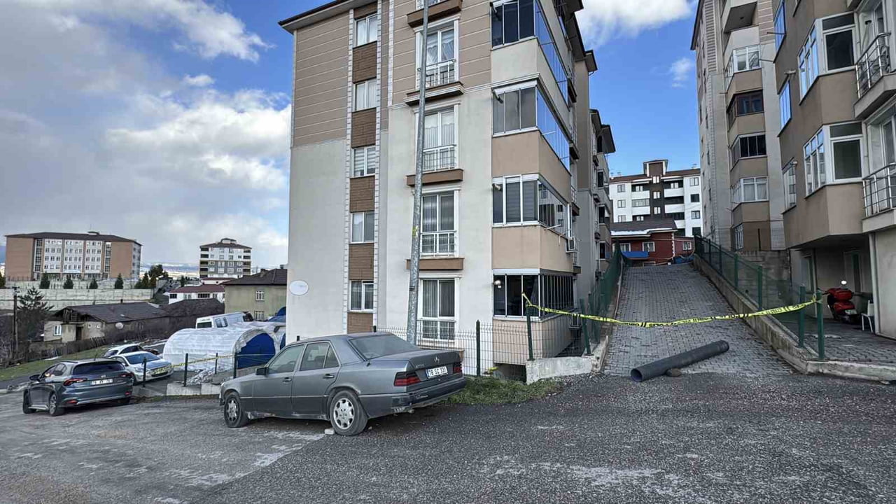 KARABÜK'TE BİR APARTMANIN ÖNÜNDE OLUŞAN ÇATLAKLIKLARIN İSTİNAT DUVARINA ZARAR VERMESİ NEDENİYLE 5...