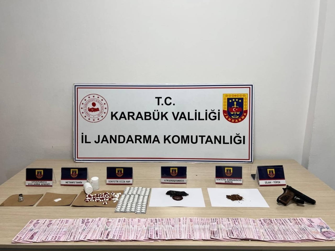 KARABÜK'TE JANDARMA EKİPLERİNCE DÜZENLENEN UYUŞTURUCU OPERASYONUNDA 7 ŞÜPHELİ YAKALANDI.