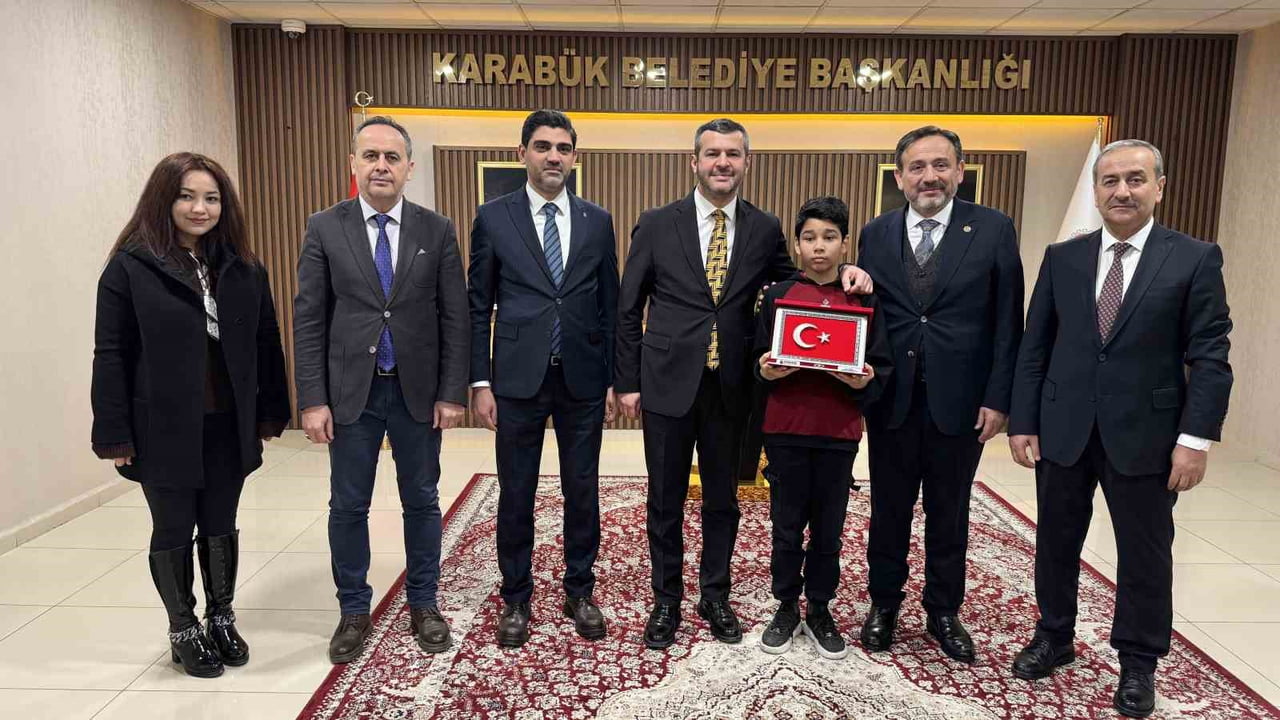 KARABÜK'TE KAR YAĞIŞI ALTINDA İSTİKLAL MARŞI'NA SAYGI DURUŞUNDA BULUNAN TÜRKMENİSTAN UYRUKLU 12...