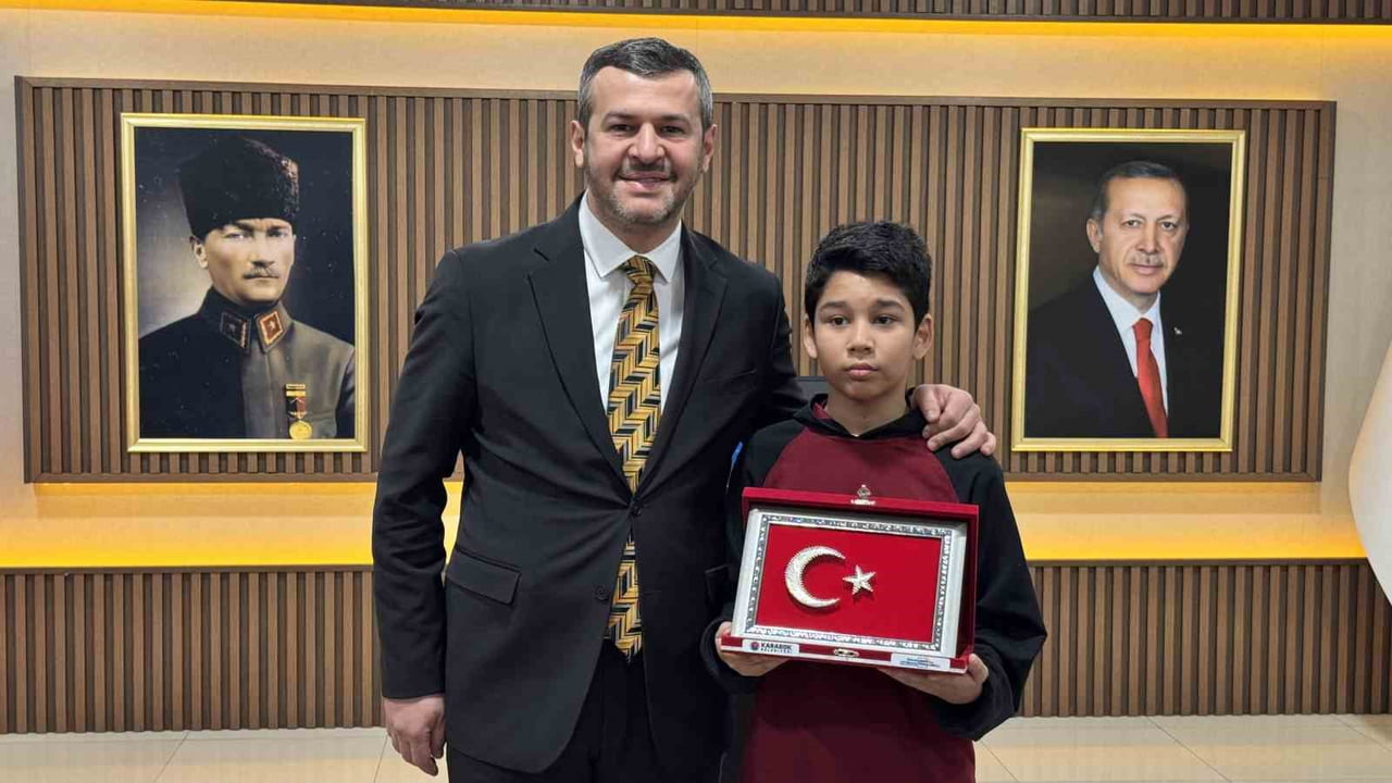 KARABÜK'TE KAR YAĞIŞI ALTINDA İSTİKLAL MARŞI'NA SAYGI DURUŞUNDA BULUNAN TÜRKMENİSTAN UYRUKLU 12...