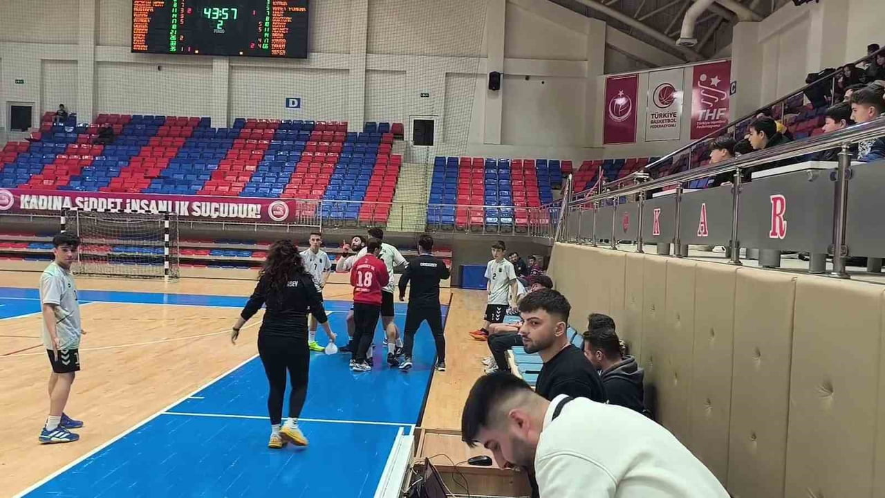 KARABÜK'TE OYNANAN HENTBOL MÜSABAKASINDA OYUNCU HAKEME SALDIRMAYA ÇALIŞTI, KIRMIZI KARTLA OYUNDAN...