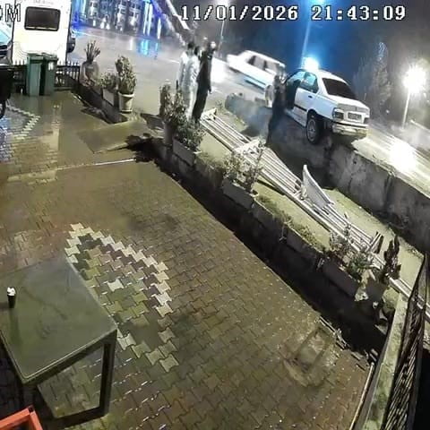 KARABÜK'TE YAĞIŞLI HAVANIN ETKİSİ İLE YOLDA ÇIKARAK KAYAN BİR OTOMOBİL KALDIRMA ÇARPARAK...