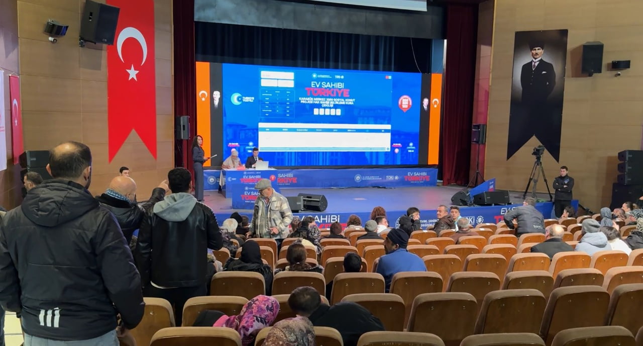 KARABÜK'TE, YÜZYILIN KONUT PROJESİ KAPSAMINDA İNŞA EDİLECEK BİN 600 KONUTUN HAK SAHİPLERİ, KURA...