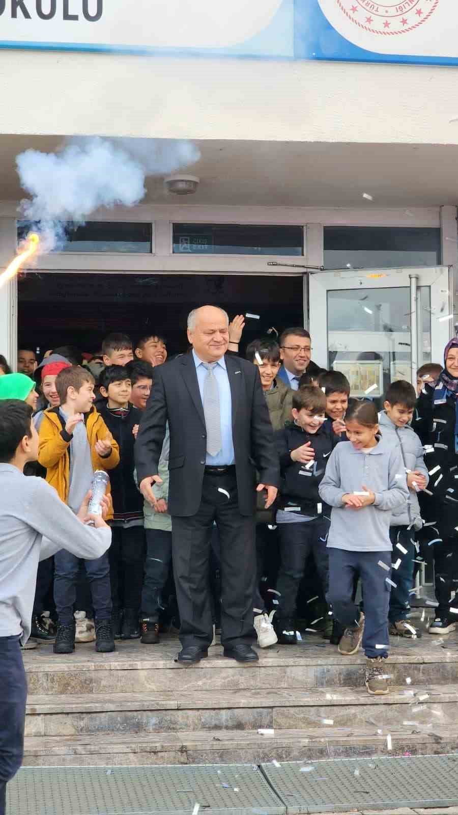 KARABÜK'ÜN YENİCE İLÇESİNDE EMEKLİYE AYRILAN EĞİTİMCİ MUZAFFER RAMAZAN ÇAYLI, GÖREV YAPTIĞI...