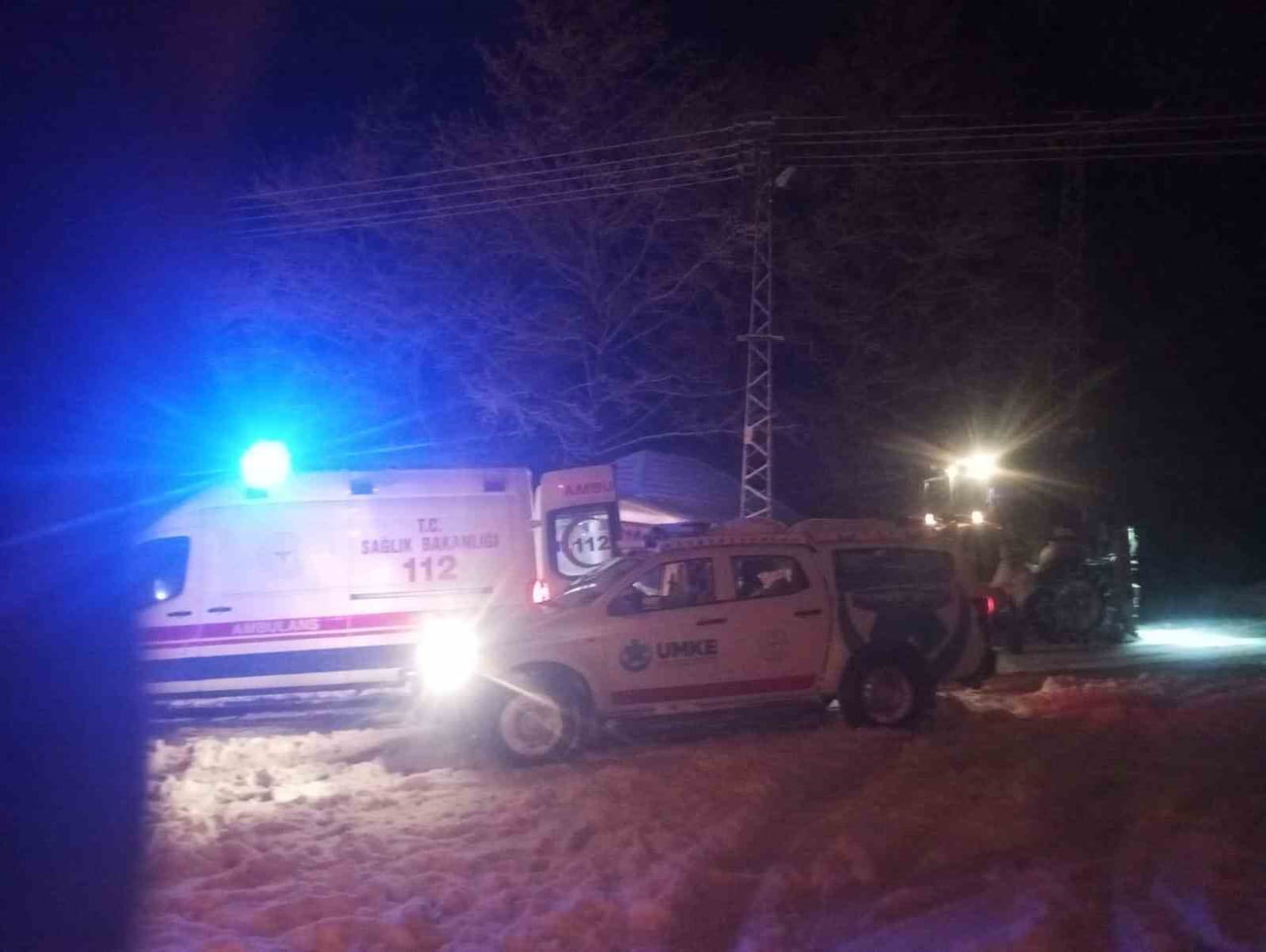 KARABÜK'ÜN YENİCE İLÇESİNDE YOĞUN KAR YAĞIŞI NEDENİYLE KAPANAN YOLLARI AŞAN İL SAĞLIK MÜDÜRLÜĞÜ...