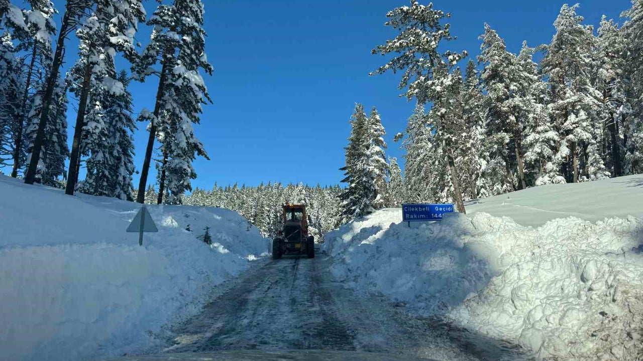 KARABÜK GENELİNDE ETKİLİ OLAN KAR YAĞIŞININ ARDINDAN EKİPLERİN YOĞUN ÇALIŞMALARI SONUCU, İL...