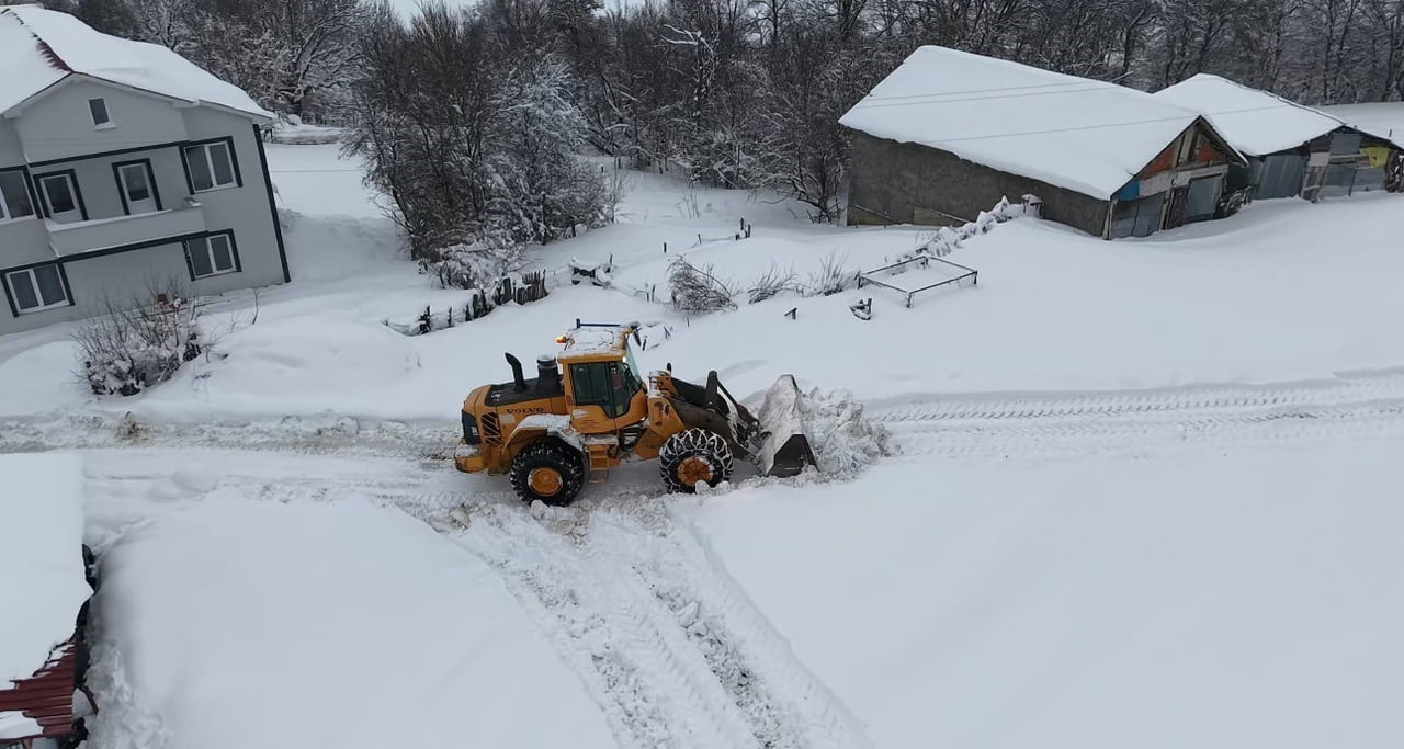 KARABÜK GENELİNDE YÜRÜTÜLEN YOĞUN KARLA MÜCADELE ÇALIŞMALARI SONUCU 144 KÖY YOLUNUN TAMAMI ULAŞIMA...