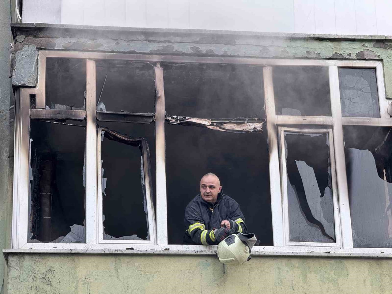 KARABÜK’TE 5 KATLI APARTMANDA ÇIKAN YANGIN SÖNDÜRÜLÜRKEN MAHSUR KALANLAR  İTFAİYE EKİPLERİNCE...