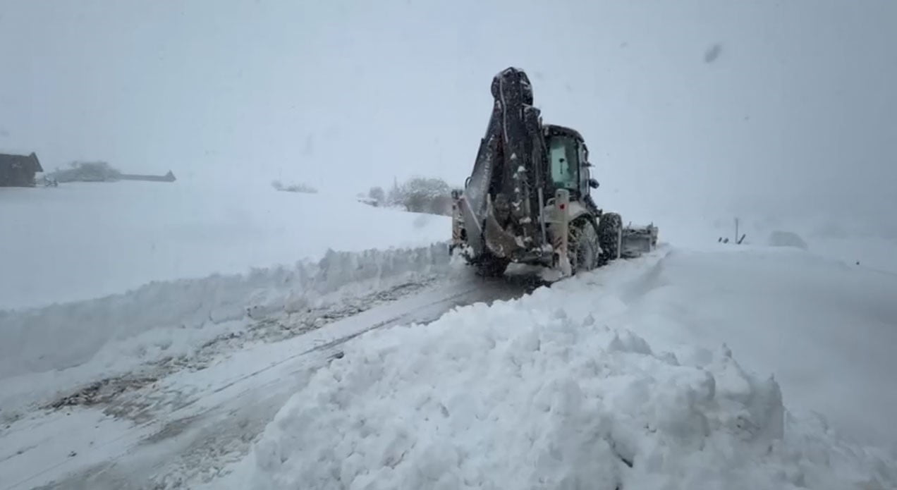 KARABÜK’TE ETKİLİ OLAN KAR YAĞIŞI SONRASI KAPANAN 144 KÖY YOLUNDAN 123’Ü EKİPLERİN YOĞUN...