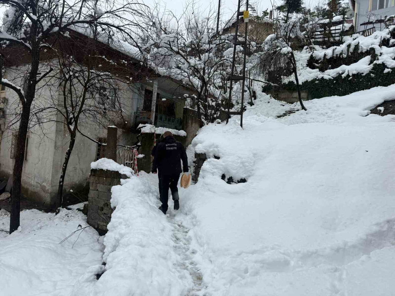 KARABÜK’TE ETKİLİ OLAN YOĞUN KAR YAĞIŞI VE OLUMSUZ HAVA KOŞULLARINA RAĞMEN KARABÜK BELEDİYESİ...
