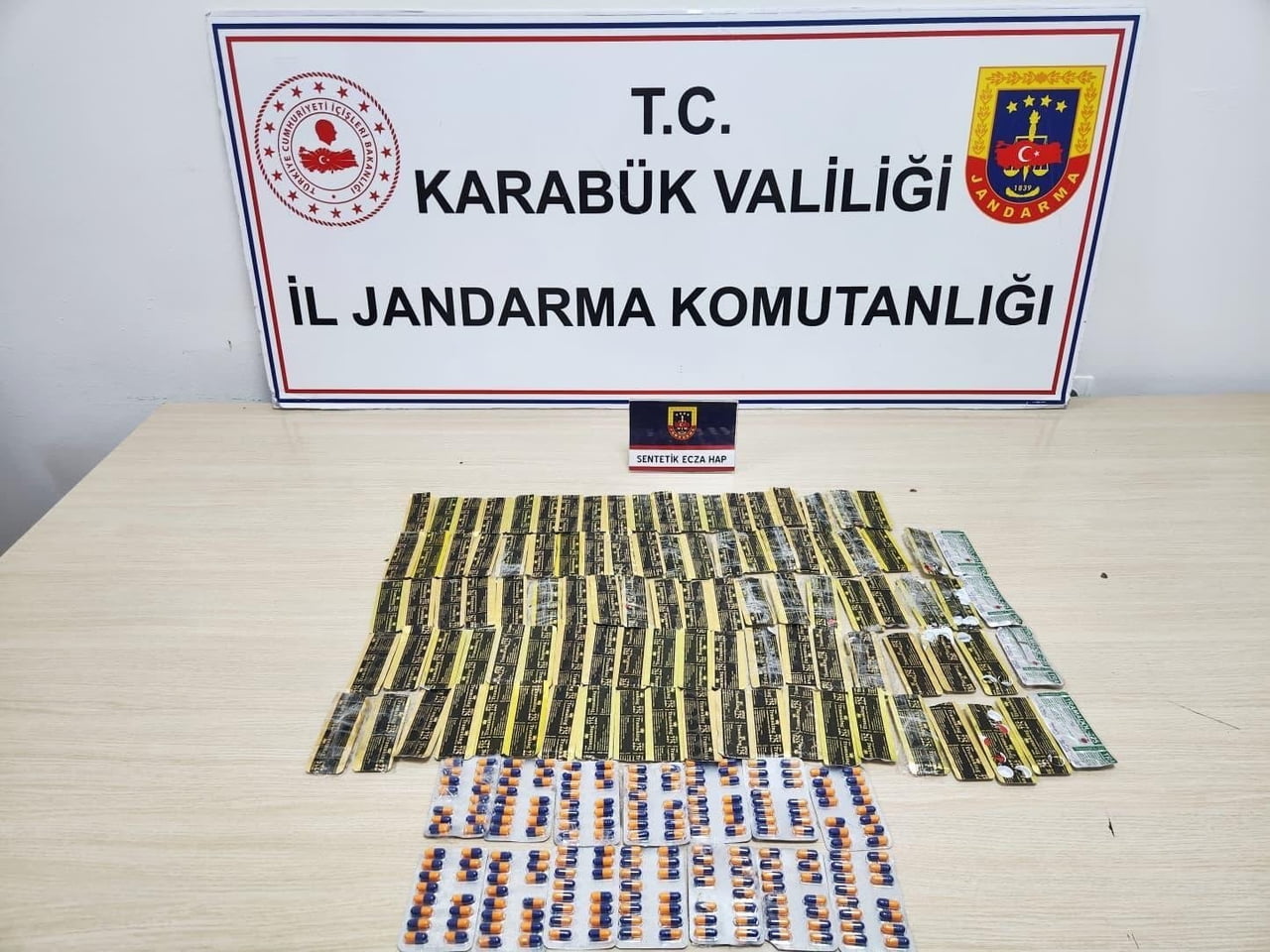 KARABÜK’TE JANDARMA EKİPLERİNCE BİR ŞÜPHELİNİN İKAMETİNDE YAPILAN ARAMADA BİN 276 ADET SENTETİK...
