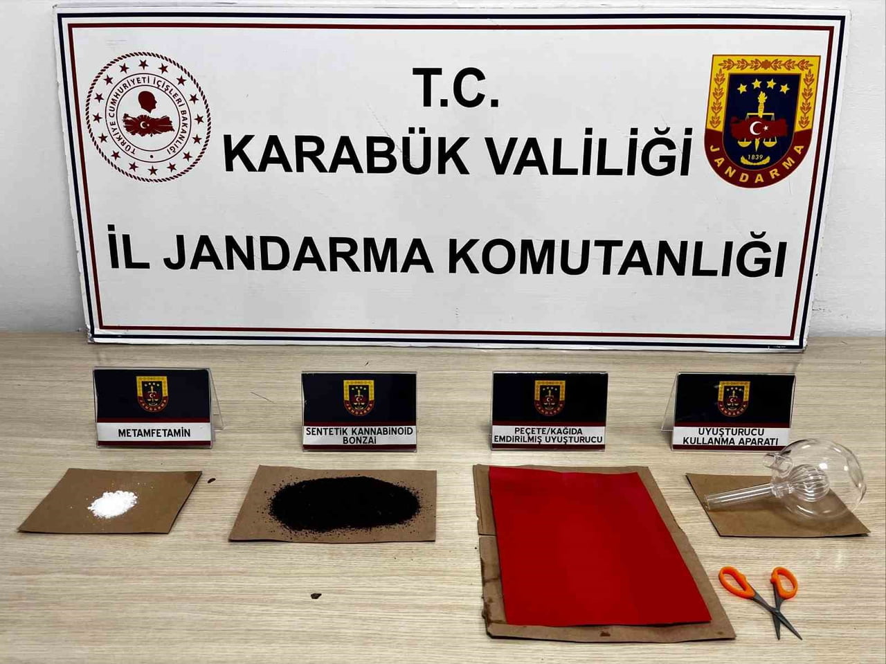 KARABÜK’TE JANDARMA EKİPLERİNCE DÜZENLENEN UYUŞTURUCU OPERASYONLARINDA ÇOK SAYIDA SENTETİK...