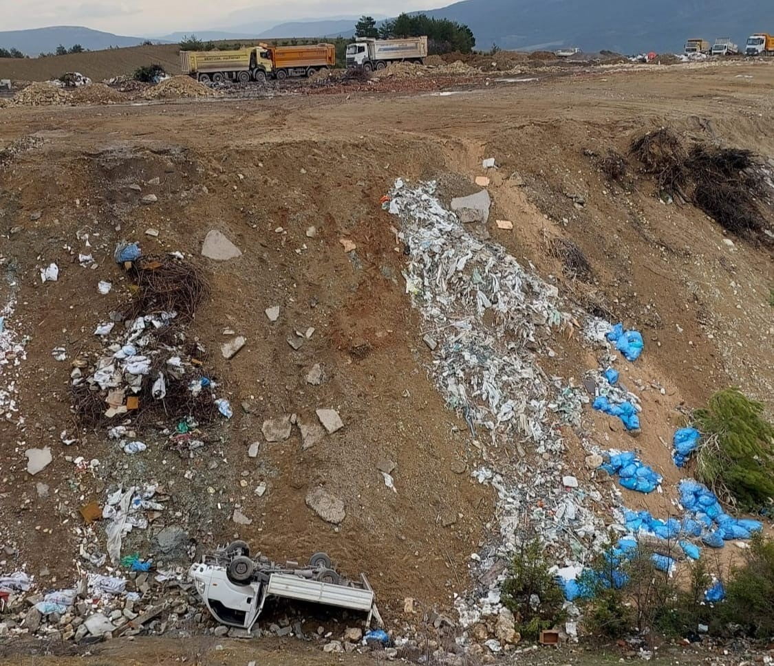 KARABÜK’TE KAMYONETİN ŞARAMPOLE YUVARLANMASI SONUCU MEYDANA GELEN TEK ARAÇLI TRAFİK KAZASINDA 2...