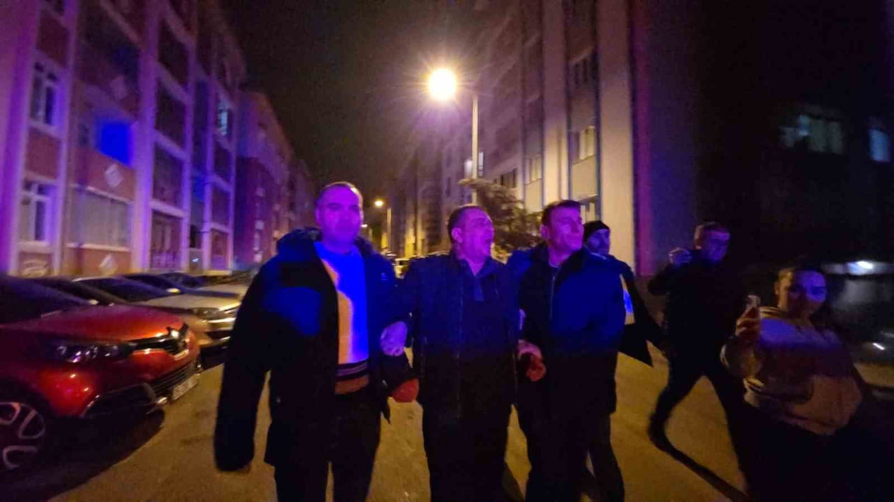 KARABÜK’TE KAPISINA GELEN KIZININ ERKEK ARKADAŞINI AV TÜFEĞİYLE AYAĞINDAN VURARAK YARALAYAN BABA...