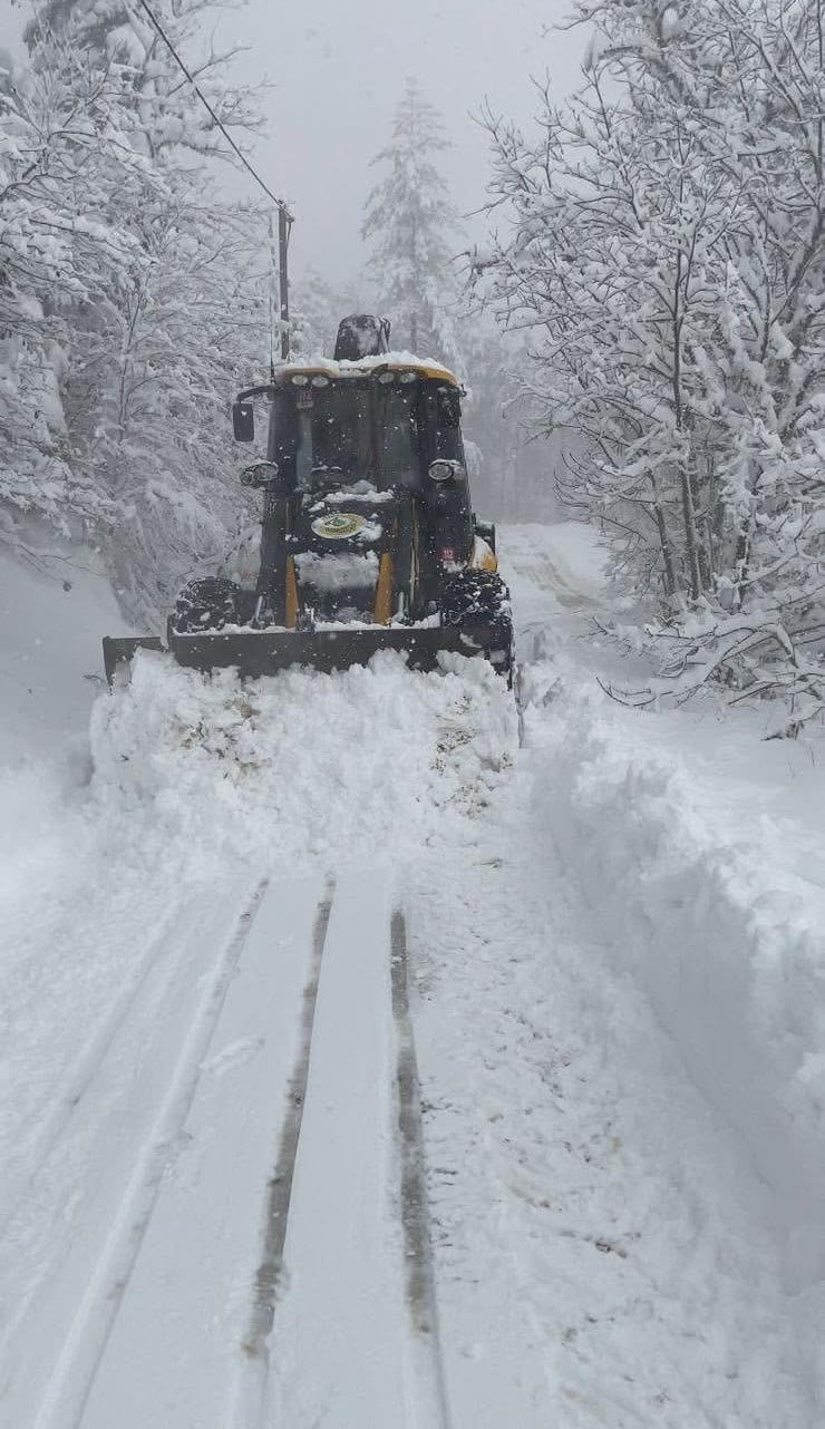 KARABÜK’TE KAR YAĞIŞI SONRASI KAPANAN 278 KÖY YOLUNDAN 226’SI YENİDEN ULAŞIMA AÇILDI.