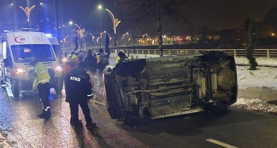 KARABÜK’TE KONTROLDEN ÇIKAN OTOMOBİLİN DEVRİLMESİ SONUCU 1 KİŞİ YARALANDI.